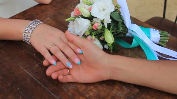 손을 잡고 새로 결혼된 행복 한 커플 — 비디오