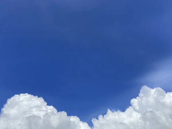 Güzel doku, mavi gökyüzü arkaplanı beyaz kabarık bulutlar ve boş uzay.