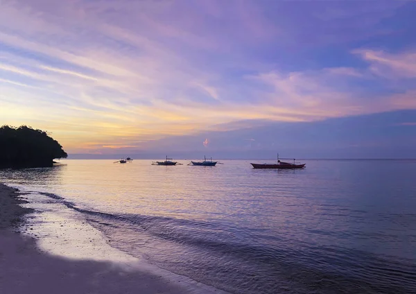 İnanılmaz güzel, sihirli gün batımı, tropiklerde gün doğumu pembe, mor, mavi, turuncu, sarı tonlarda. Ufukta kara kayıklar, bulutlar, kumlu kumsallar olan sakin bir deniz..