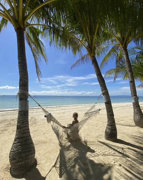 Menina Senta Lateralmente Rede Resort Paraíso Olha Para Mar Azul — Fotografia de Stock