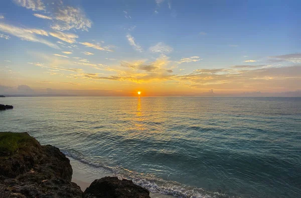 Güzel gün batımı, gün doğumu. Resimli deniz manzarası, kayalık kıyı..