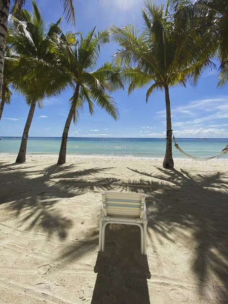 Chaise pour la détente sur la plage.Belle station paradisiaque avec mer.Ombres des feuilles de palmier sur le sable.Hamac sur l'arbre — Photo