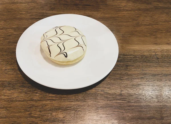 Tabakta desenli lezzetli çörekler. Tahta masada yemek. Sağlıksız yiyecekler.