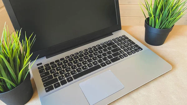 Kal ve evde çalış. Laptop masada. Bilgisayar ve iş yerleri.