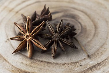 Tarçın çubukları ve yıldız anason baharatı ahşap bir arka planda izole edilmiş - görüntü