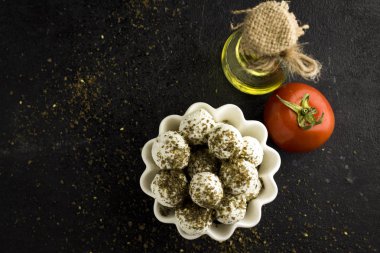 Peynir tabağı ile düz kompozisyon, siyah arkaplan üzerine metin için boşluk - resim