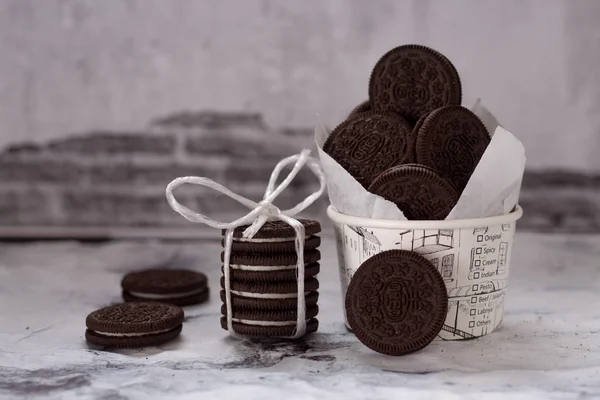 Muchas Galletas Crema Bocadillo Oreo Sobre Fondo Negro Imagen — Foto de Stock