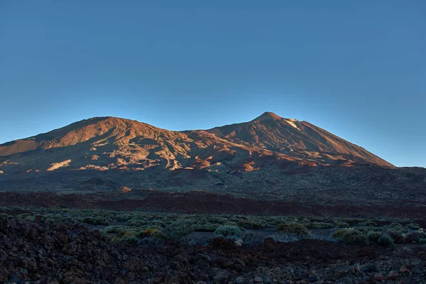 El Teide vulkaan bij zonsopgang in Tenerife, Canarische Eilanden — Stockfoto
