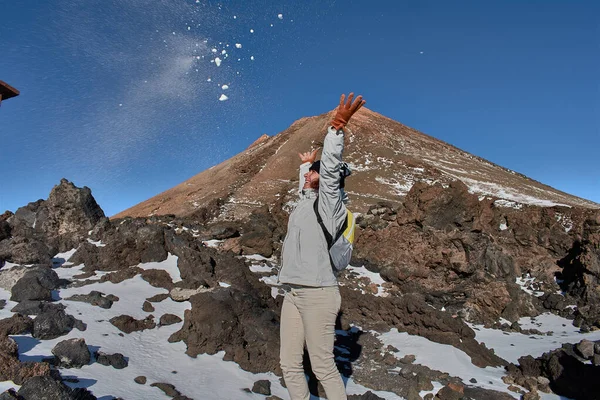 Fată având distracție joc cu zăpadă pe munte — Fotografie, imagine de stoc