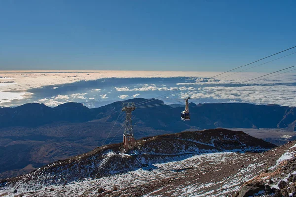 Tenerife 'deki El Teide Ulusal Parkı' nda teleferik kulübesi kablodan aşağı iniyor.