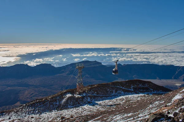 Cabaña teleferica bajando por cable en el Parque Nacional El Teide, Tenerife — Foto de Stock