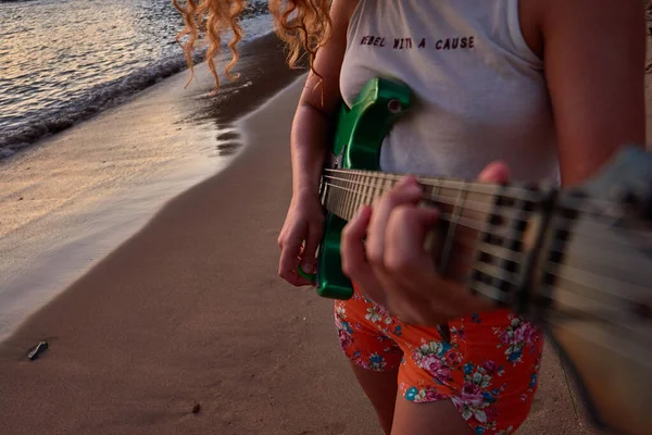 Girl with electric guitar on the beach in Tenerife, Canary Islands, Spain — Stock Photo, Image