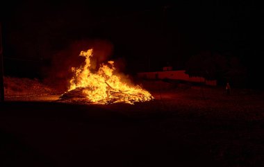 İspanya, Kanarya Adaları, Tenerife 'de gece büyük şenlik ateşi