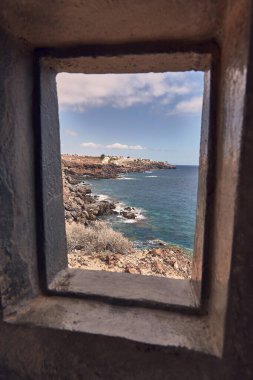 İspanya, Kanarya Adaları, Tenerife 'deki deniz fenerinden denize bakan pencere.