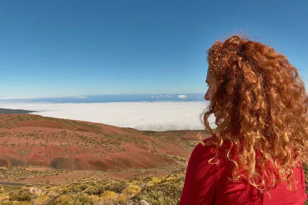 Kırmızı elbiseli bir kız Tenerife, Kanarya Adaları, İspanya 'daki El Teide Ulusal Parkı' nda manzaraları izliyor. — Stok fotoğraf