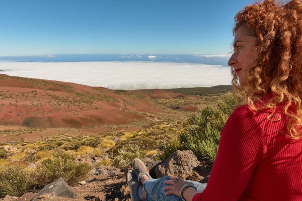 Flicka klädd i rött titta på utsikten i El Teide nationalpark på Teneriffa, Kanarieöarna, Spanien — Stockfoto