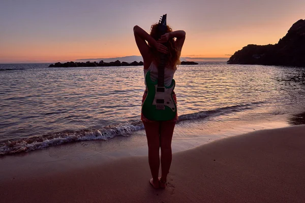 Girl with electric guitar on the beach in Tenerife, Canary Islands, Spain — Stock Photo, Image