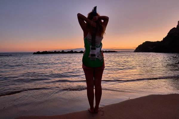 Girl with electric guitar on the beach in Tenerife, Canary Islands, Spain — Stock Photo, Image