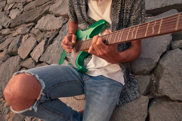 İspanya, Kanarya Adaları, Tenerife sahilinde elektro gitarlı bir çocuk.