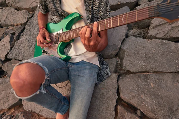 İspanya, Kanarya Adaları, Tenerife sahilinde elektro gitarlı bir çocuk.