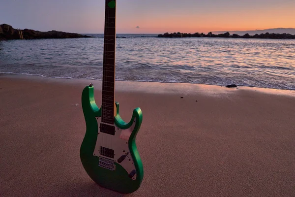 Tenerife, Kanarya Adaları, İspanya 'da plajda elektro yeşil gitar