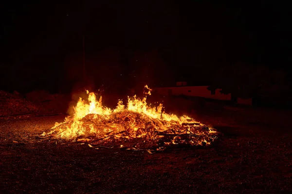İspanya, Kanarya Adaları, Tenerife 'de gece büyük şenlik ateşi