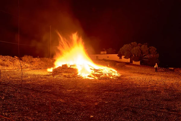 Grande fogueira à noite em Tenerife, Ilhas Canárias, Espanha — Fotografia de Stock