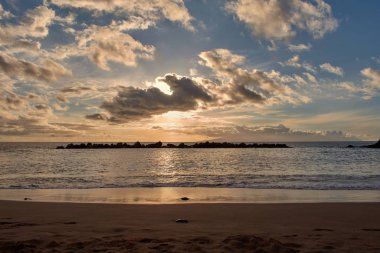 Tenerife sahilinden La Gomera adasının arkasındaki gün batımının manzarası