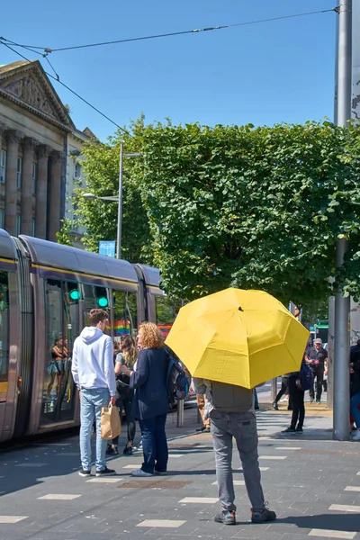 Jongen met een gele paraplu in het centrum van Dublin — Stockfoto