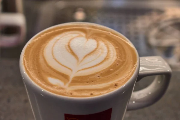 Café decorado com um coração — Fotografia de Stock