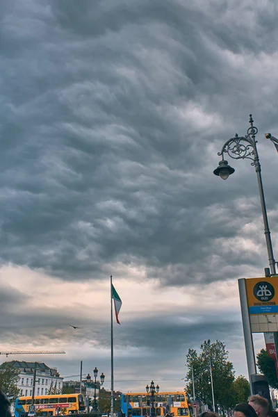 İrlanda 'da bulutlu bir günde Dublin bayrağı dalgalanıyor