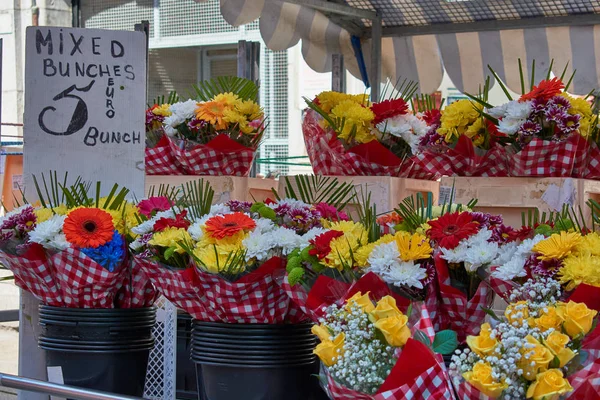 Bir buket çiçek pazarda satılıyor.