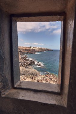 İspanya, Kanarya Adaları, Tenerife 'deki deniz fenerinden denize bakan pencere.