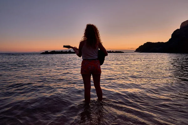 İspanya, Kanarya Adaları, Tenerife sahilinde elektro gitarlı bir kız.