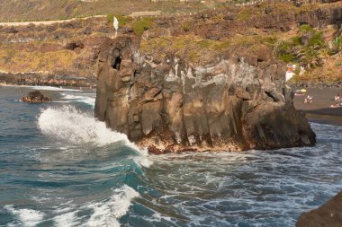 Kanarya Adaları, Tenerife 'nin kuzeyinde Playa del Bohio' da bir uçurumun tepesindeki kanarya bayrağı.