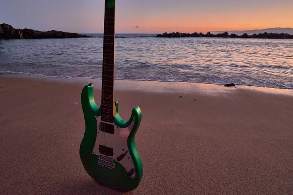 Tenerife, Kanarya Adaları, İspanya 'da plajda elektro yeşil gitar