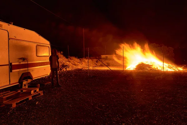 Gece Tenerife, Kanarya Adaları 'nda bir karavanın yanında büyük şenlik ateşi