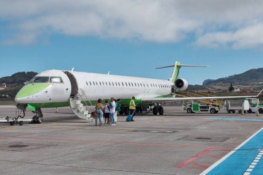 Yolcu taşımacılığı uçağı pistte