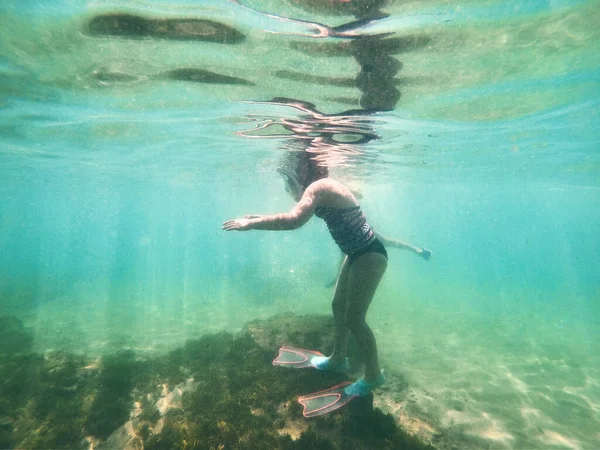 Unterwassermädchen Schnorcheln Kristallklaren Strand — Stockfoto