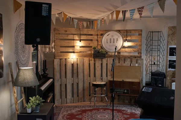 Ormanlarla süslenmiş güzel ahşap prova odası.