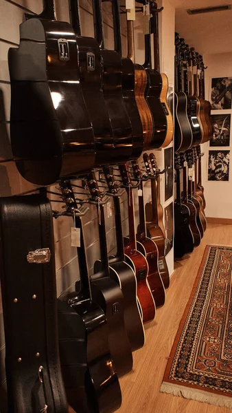 Duvarda Asılı Spanyol Akustik Gitarlar — Stok fotoğraf