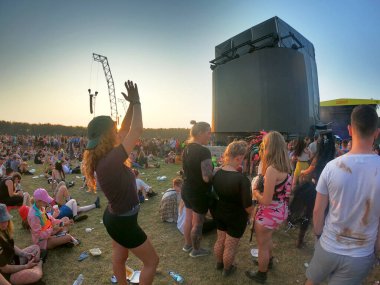 Açık hava müzik festivalinde şapkalı ve kıvırcık saçlı kız.