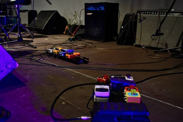 Κοντά σε κάποια ηλεκτρικά πετάλια κιθάρας σε μια συναυλία — Φωτογραφία Αρχείου