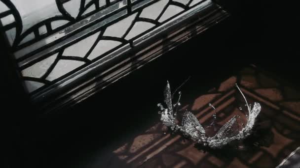 La corona se encuentra cerca de la ventana — Vídeos de Stock