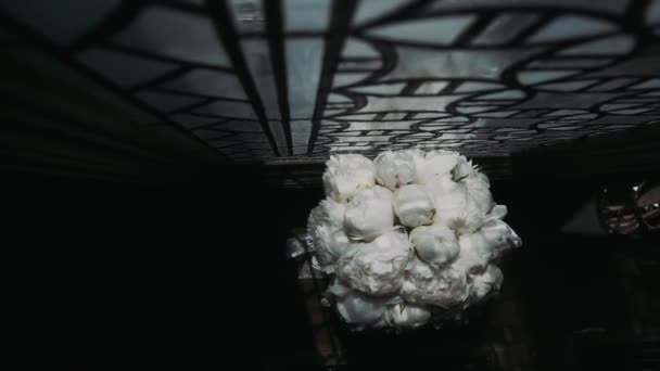 하얀 콩 과 꽃다발 이 있는 빈티지 잔 — 비디오