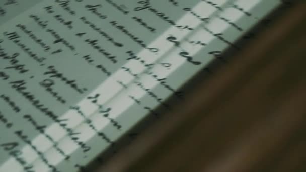 Une lettre à laquelle la lumière tombe 