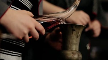 Kırmızı sıvı, sıra dışı bir cam kaptan dökülür.