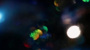  Mavi ve sarı-beyaz renklerin koyu parıltısında görünen güzel bir geçiş var.