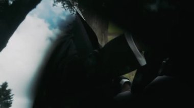 Bir arabanın direksiyonundaki erkek el.