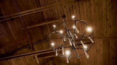 Tahta tavanda minimalist bir avize.